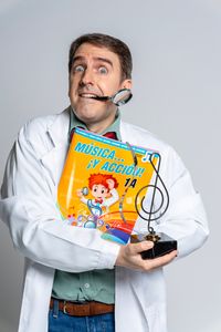 Sosteniendo el volumen 1 de Música... ¡y acción! Sosteniendo el volumen 1 de Música... ¡y acción!