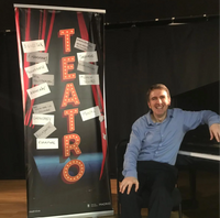 Al lado de un piano sobre el escenario de un teatro Al lado de un piano sobre el escenario de un teatro
